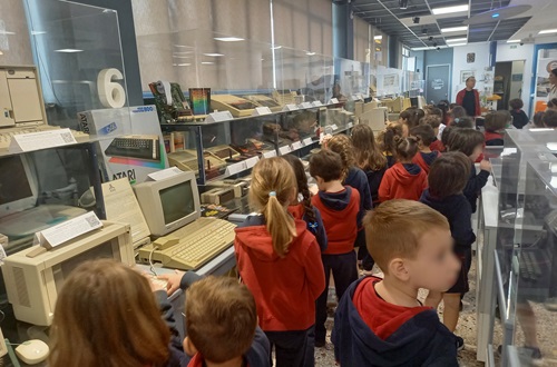 Τα νήπια επισκέπτονται το Ελληνικό Μουσείο Πληροφορικής