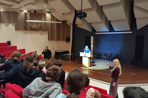 Athens College Elementary School – The English Department welcomed Aria Papanikolaou for a lesson in acceptance & empathy