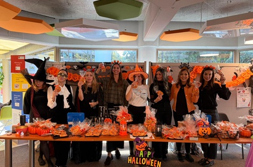 Athens College Elementary School – English Department: Halloween Bake Sale – A sweet success! 🍪🎃