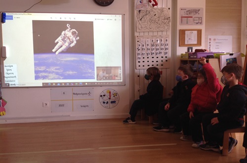 The Sea bream class makes an inquiry into the force of gravity