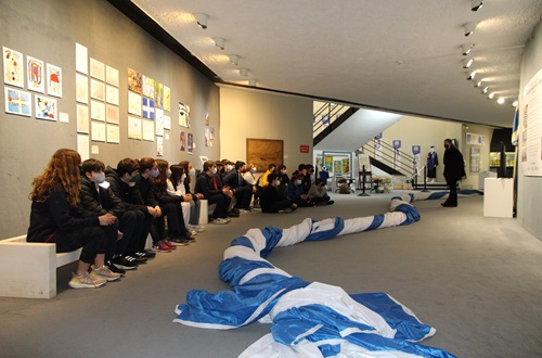 Athens College Junior High School students visit the “Flag of Greece: One Symbol – 200 Objects” exhibition