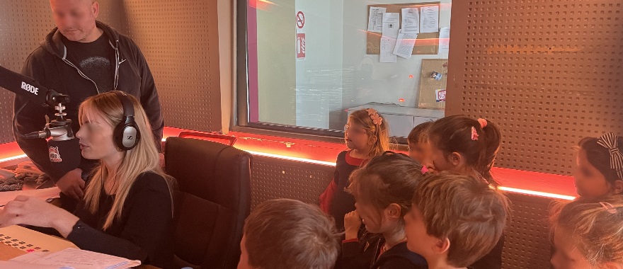 Kindergarten Students Visit the KATHIMERINI Newspaper, the MAD TV Studios and the Kids Radio Station