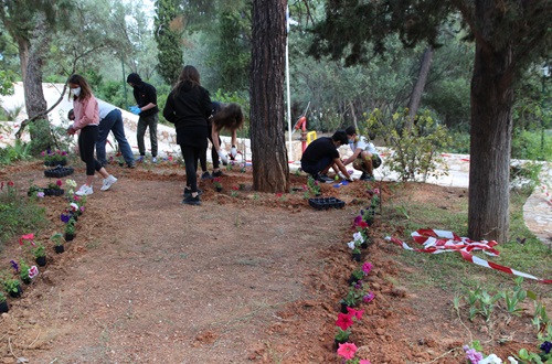 Φύτευση Λουλουδιών στο Campus