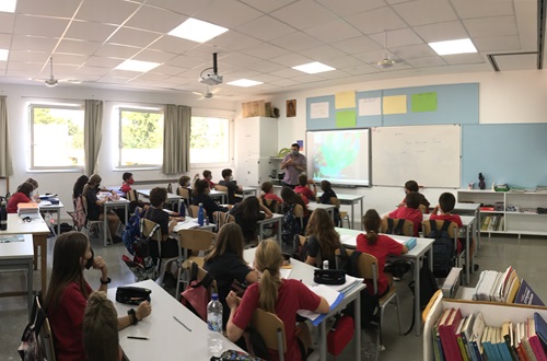 Μαθητές της Δ' τάξης του Δημοτικού Κολλεγίου Ψυχικού μαθαίνουν για τον κόσμο των βοτάνων