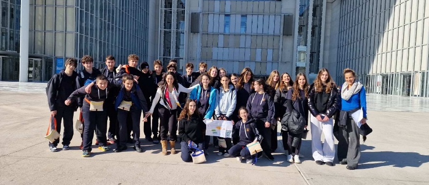 The Athens College Junior High School "World Explorers" Club visits the "Stavros Niarchos" Foundation